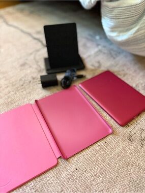 UNUSED/NWOT Pink 32 G Kindle Tablet with Matching Pink Case and Charger Included